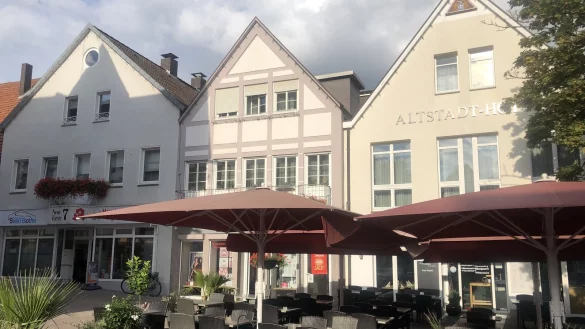 Sven Bothe ist mit seiner Fahrschule vor gut einem Monat vom Langen Steinweg an den Marktplatz gezogen. Er wird ab dem Fr&uuml;hjahr auch die benachbarten R&auml;umlichkeiten der Humboldt-Apotheke nutzen. Die HC-Parf&uuml;merie rechts daneben verl&auml;sst Blomberg nach zehn Jahren. Wie das Ladenlokal danach genutzt wird, ist noch unklar. - &copy; Silke Buhrmester