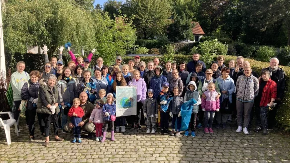 Mehr als 50 Ukrainerinnen und Ukrainer haben sich an der M&uuml;llsammelaktion in Lemgo beteiligt. - &copy; Dagmar Begemann