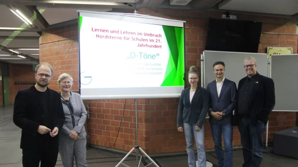 Im Foyer des Grabbe-Gymnasiums werden Statements ehemaliger Sch&uuml;ler projiziert, wie gut ihre Schule sie auf das Leben vorbereitet hat. Was dazu im 21. Jahrhundert n&ouml;tig ist, wollen (von links) Referent J&ouml;ran Muu&szlig;-Merholz, Rektorin Daniela Faude, ihre Stellvertreterin Anja Vothknecht sowie die Lehrer Claus Hilbing und Florian Wessel mit Eltern und Sch&uuml;lern herausfinden. - &copy; Dieter Asbrock