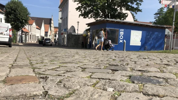 Selten hat Lemgo so sehr debattiert wie hier. Das Rumpelpflaster vom Langenbr&uuml;cker Tor ist in die M&uuml;hlen der Politik geraten ... und kommt dort offensichtlich nicht mehr heraus. - &copy; Till Brand