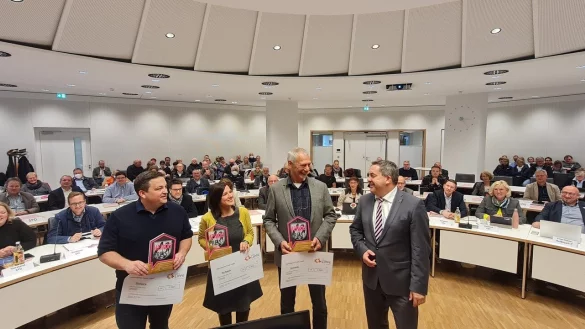 Stellvertretend für die drei Vereine nahmen Dennis Thon, Tina Rychlik und Paul-Hermann Linnemüller (von links) ihre Trophäen von Landrat Dr. Axel Lehmann entgegen. - © MSchwarzer