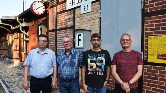 Die Vereinsvorsitzenden der Eisenbahnfreunde Lippe, Dirk Schneider (links) und Hans-J&ouml;rg Horn (rechts), rahmen ihre G&auml;stef&uuml;hrer Klaus Schuler (Zweiter von rechts) und Konrad Soppa ein. - &copy; Klaus Schuler