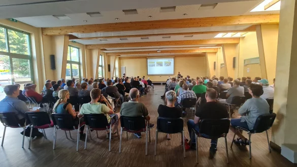 Reger Andrang: Viele sind der Einladung zum Info-Abend über "Strom vom Firmendach" ins Dorfgemeinschaftshaus Rischenau gefolgt. - © Stadt Blomberg