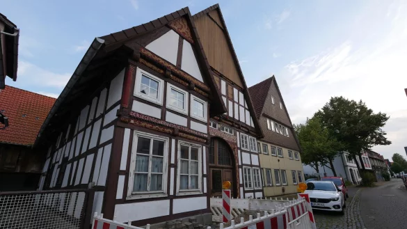 Das Fachwerkhaus Pfuhlstra&szlig;e 11 (links) wird teilweise in die neue Kita integriert. Das Haus rechts daneben soll abgerissen werden. - &copy; Archivfoto: Jost Wolf