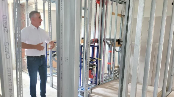 So sieht das aus, wenn der Trockenbau f&uuml;r die sanit&auml;ren Anlagen fertig ist. Beigeordneter Thorsten Paulussen hat den Fortschritt in der Unterkunft Bredestra&szlig;e 5 in einem Pressegespr&auml;ch vorgestellt. - &copy; Astrid Sewing