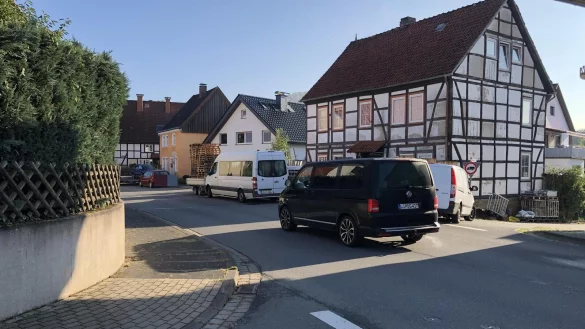 Eng und wenig &uuml;bersichtlich ist die Verkehrssituation in der Langen Stra&szlig;e in Brakelsiek. Sprinter, Autos und vollbeladene Anh&auml;nger parken im Bereich der Kurve. - &copy; Silke Buhrmester