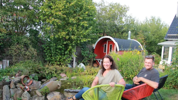 Gerne sitzen Christina und J&ouml;rg Stannek am Teich und genie&szlig;en das Pl&auml;tschern des Wassers. - &copy; Katrin Kantelberg