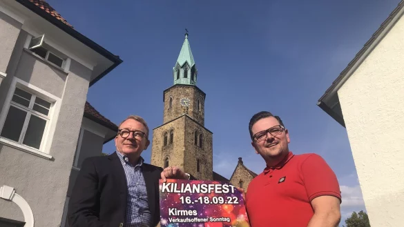 Andr&eacute; Schr&ouml;der (links) und Maximilian Janski mit Plakat und der Kilianskirche im Hintergrund. Foto: Sven Kienscherf - &copy; Sven Kienscherf