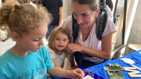 Ganz konzentriert bei der Sache: Liv gestaltet ein eigenes Druck-Kunstwerk. Ida und ihre Mutter Anna Springenberg unterst&uuml;tzen dabei. - &copy; Maren Brettmeier