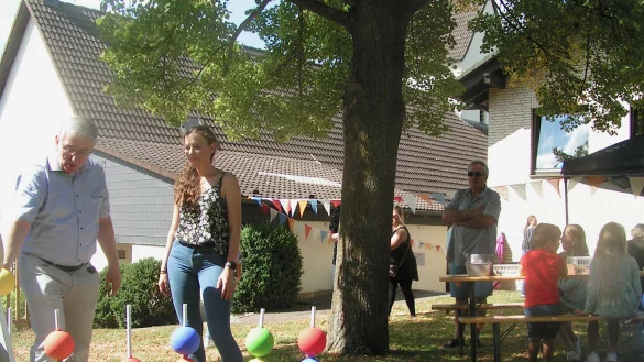 Gemeindemitglied Gerhard Rolff erkl&auml;rt den Ablauf des Spiels &bdquo;Stapel 5x4&ldquo;. - &copy; Wulf Daneyko