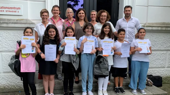 Klasse Leseleistung: Gemeinsam mit der Jury freuten sich die Finalistinnen und der Finalist über die erfolgreiche Teilnahme am lippischen Vorlesewettbewerb Türkisch-Deutsch. Den ersten Platz erlas sich Ceylin Simsek (vorn Mitte), Neslihan Zumra Basel (vorn, Dritte von links) erreichte den zweiten Platz und Zümra Kiraz (vorn, Dritte von rechts) den dritten Platz. - © Stiftung Standortsicherung