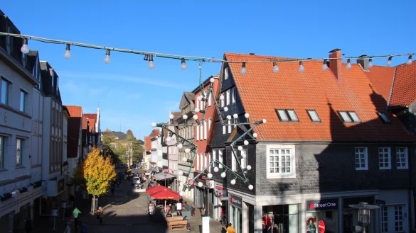 Die Lichterketten und Sterne sollen auch in diesem Jahr &uuml;ber der Langen Stra&szlig;e und den angrenzenden Einkaufsstra&szlig;en in Detmold h&auml;ngen. Dann aber mit LED-Leuchten. - &copy; Archivfoto: Jana Beckmann
