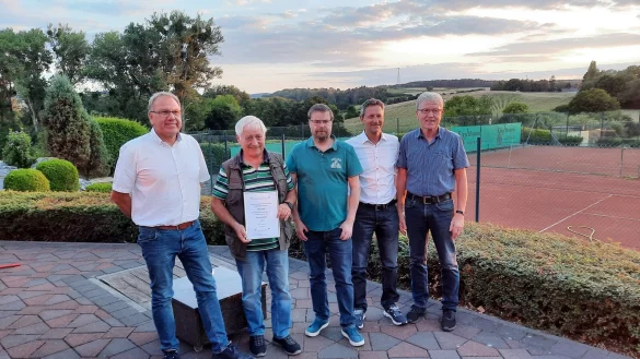 Ausgezeichnet: (von links) Dieter Wallenstein (2. Vorsitzender), Gert Graf, Dirk Schröder, Stephan Wolff und Klaus Wallenstein (1. Vorsitzender). - © VSV Silixen