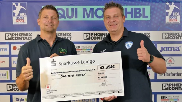Schwarz auf weiß präsentieren Daniel Stephan und Jörg Zereike (rechts) die stolze Spendensumme von 42.854 Euro. - © Lennart Hundertmark/TBV Lemgo Lippe