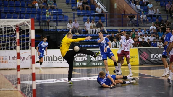 Isaias Guardiola war in seiner alten Heimat besonders motiviert und &uuml;berwindest in dieser Szene Logronos Torwart Aliaksandr Markelau. - &copy; Kornej Weibert