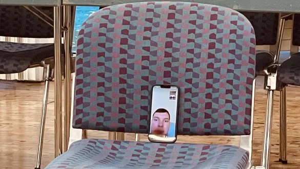 So k&ouml;nnte Maximilian Scholz (auf dem Bildschirm), der f&uuml;r ein Jahr im Rahmen eines Stipendiums als Juniorbotschafter in den USA ist, seine &Auml;mter im Gemeinderat Schlangen virtuell aus&uuml;ben. Beim Amt des zweiten stellvertretenden B&uuml;rgermeisters sehen CDU und SPD daf&uuml;r keine M&ouml;glichkeit und m&ouml;chten ihn deshalb abw&auml;hlen lassen, um einen neuen zweiten Stellvertreter w&auml;hlen zu k&ouml;nnen. - &copy; Die PARTEI