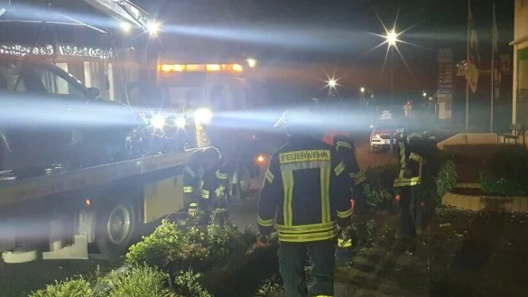 Das besch&auml;digte Fahrzeug wird abgeschleppt - &copy; Feuerwehr Schieder-Schwalenberg