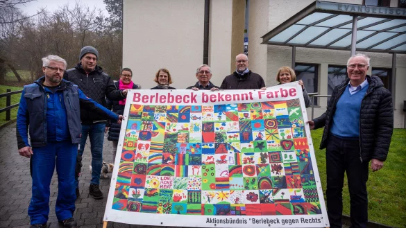 Die Berlebecker Vereine und die Kirchengemeinde setzen mithilfe von Plakaten ein Zeichen gegen Rechts. Eines davon präsentieren (von links) Klaus Strunkmann (Dorfverein "Falke"), Hajo Seehrich (SV Berlebeck-Heiligenkirchen), Beate Herzke, Pastorin Iris Opitz-Hollburg, Wolfgang Müller (AWO), Eric Frie (Freibadverein), Ratsfrau Brigitte Wegener und Ortsbürgermeister Harald Matz. - © Raphael Bartling