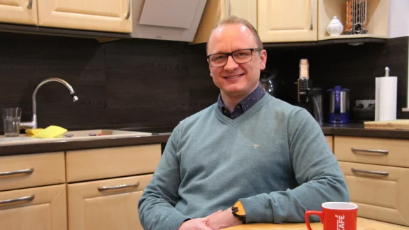 Boris Scheiermann ist der Vorsitzende des CDU-Gemeindeverbandes in Augustdorf. Hier sitzt er in seiner K&uuml;che. - &copy; Nadine Uphoff