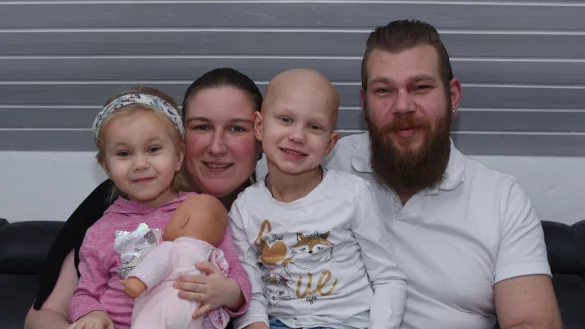 Schwester Malina (von links), Mama Sarah und Papa Bj&ouml;rn sind froh, dass Leonie die Stammzellentransplantation gut &uuml;berstanden hat. - &copy; Raphael Bartling