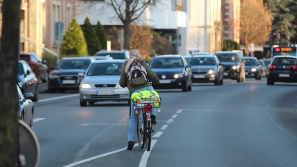 Radfahrer f&uuml;hlen sich im Stra&szlig;enverkehr oft zu recht gef&auml;hrdet. Das muss anders werden, fordert das B&uuml;ndnis f&uuml;r Klimaschutz. - &copy; Till Brand