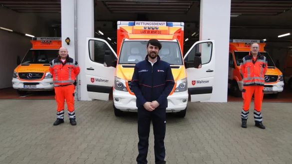 Bereit zum n&auml;chsten Einsatz, der niemals lange auf sich warten l&auml;sst: Rettungssanit&auml;ter Benjamin D&uuml;ck, Leiter David Krikor und Rettungssanit&auml;ter Tobias Thoren (von links). Die Sanit&auml;ter haben ihre FFP2-Masken, die sie ohne Unterbrechung tragen, f&uuml;r das Foto kurz abgenommen. - &copy; Hajo G&auml;rtner