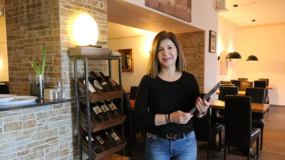 Matoula Katsarou steht im griechischen Restaurant "Mythos" ihrer Familie. - © Alexandra Schaller