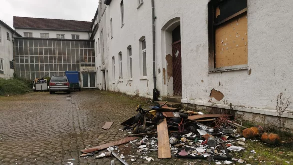 Die alte Zigarrenfabrik in Alverdissen: Ein Brand hat den rechten Geb&auml;udeteil besch&auml;digt. Die Polizei sch&auml;tzt den Schaden auf rund 20.000 Euro und ermittelt wegen Brandstiftung. - &copy; Sylvia Frevert