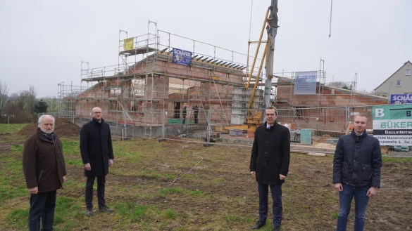 Die Architekten Werner Schmidt (von links) und Wilhelm Luft treffen sich mit B&uuml;rgermeister J&ouml;rg Bierwirth und Maximilian Menke von der Stadtverwaltung zum Richtfest. - &copy; Michaela Wei&szlig;e