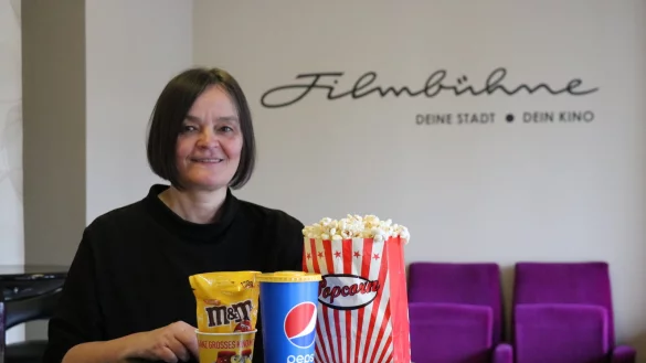 Connie Schwartz ist die neue Theaterleitung der Salzufler Filmb&uuml;hne. Im Vorraum des Kinos k&ouml;nnte sie sich eine Art Caf&eacute; vorstellen. - &copy; Alexandra Schaller