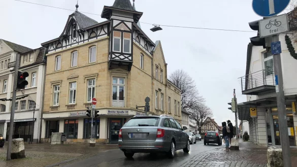 Herzstück des Verkehrsversuchs wird die Kreuzung Stift-/Breite Straße sein. Vor der Postfiliale soll der Verkehr günstig zweispurig und ohne Ampel fließen. Das soll auch den Fußgängern helfen, die momentan oft unnötig warten. - © Till Brand,Till Brand