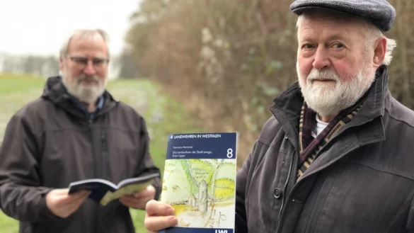 Hermann Hentschel (rechts) vom Verein "Alt Lemgo" hat ein neues B&uuml;chlein &uuml;ber die Lemgoer Landwehr f&uuml;r eine Schriftenreihe des Landschaftsverbandes Westfalen-Lippe (LWL) beigesteuert - zur Freude von Vereinschef und LWL-Mitarbeiter Hans-Otto Pollmann. - &copy; Till Brand