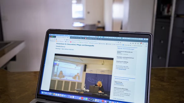 Die gro&szlig;e Politik als Vorbild: Eine Tagung des rheinland-pf&auml;lzischen Gesundheitsausschusses ist per Livestream auf einem Rechner zu verfolgen. Ob das auch in der Kommunalpolitik sinnvoll ist und rechtlich sauber umgesetzt werden kann, ist unter den Horn-Bad Meinberger Ratsmitgliedern umstritten.&nbsp; - &copy; picture alliance/dpa
