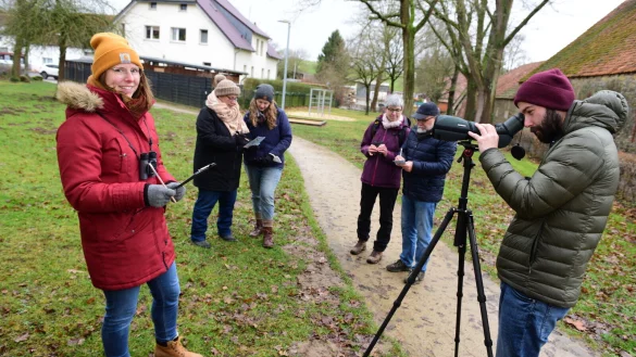 Kim Fasse (von links), Anke und Hannah Tautenhahn, Cornelia und Manfred Rehse sowie Fabian G&auml;rtner schauen und h&ouml;ren genau hin. Welche V&ouml;gel sind im Park unterwegs? - &copy; Nicole Ellerbrake