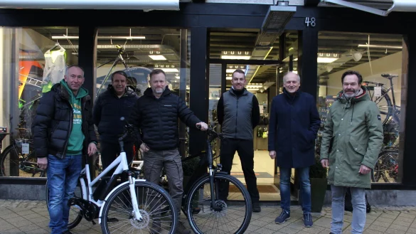 Mit neuem Schwung unterwegs - Peter Janzen und Frank Schnettler freuen sich &uuml;ber ihre neuen R&auml;der. Frank und Sven Neuwohner vom Fahrradgesch&auml;ft sowie Dr. Alfons Gunnemann und Oliver. - &copy; Jo Heller