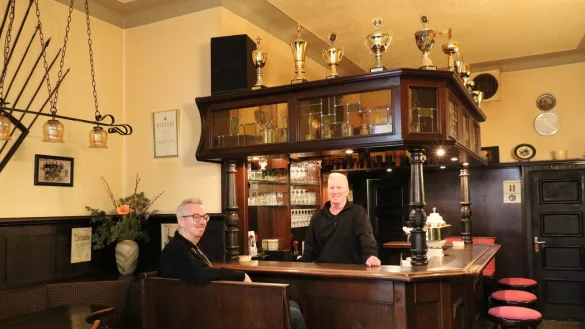 Rainer (links) und Matthias G&ouml;llner in ihrer Kneipe "Rauchfang". - &copy; Alexandra Schaller