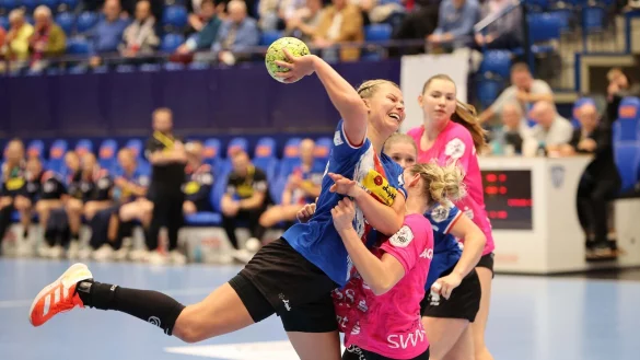 Kamila Kordovska wirft sich voll rein bei den Europapokalspielen gegen TuS Metzingen. - &copy; paul cohen