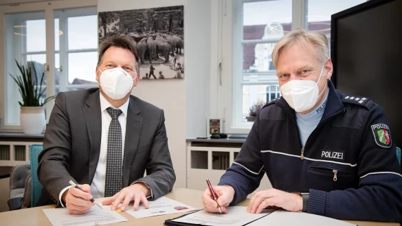 B&uuml;rgermeister Frank Hilker (links) und Wachleiter Dr. Matthias Wendtland unterzeichnen die Ordnungspartnerschaft im Detmolder Rathaus.&nbsp; - &copy; Stadt Detmold/Torben Gocke