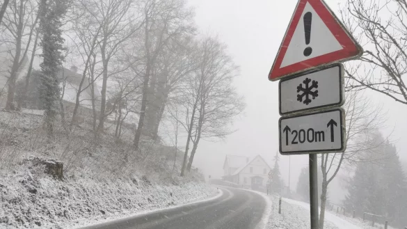 Schilder mit "Vorsicht Glatteis" und "Tempo 30" sollen die Glatteiskurve in Linderhofe entsch&auml;rfen. Bislang hatten die Anwohner Gl&uuml;ck. Es kam nur zu einem Beinahe-Unfall. - &copy; Sylvia Frevert