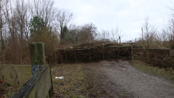 Dieser Weg ist f&uuml;r Spazierg&auml;nger an den Regenr&uuml;ckhaltebecken am Gewerbepark Asemissen gesperrt. - &copy; Birgit Guhlke