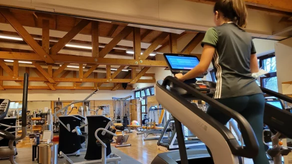 Merina Paul trainiert auf dem Stairmaster. Noch muss sie einen aktuellen Schnelltest vorlegen, ab dem 12. Januar soll die dritte Impfung den Test ersetzen.&nbsp; - &copy; Astrid Sewing