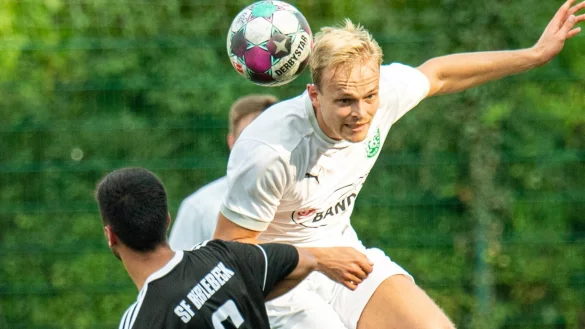 Marco Barkowski vom TuS Eichholz-Remmighausen kann sich in dieser Szene gegen den Berlebecker Eric Pippig durchsetzten. - &copy; Egon Penner