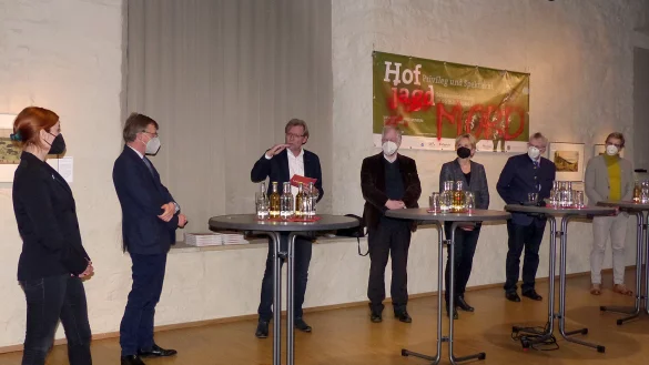 &Uuml;ber die Jagd diskutierten (von links) Nadja Michler (PETA), Stephan Prinz zur Lippe, Moderator Jens-Olaf Buhrdorf, Pastor Frank Erichsmeier, Dr. Ute R&ouml;der, Kreisjagdberater Hermann Kaiser und Holger Sticht (BUND). - &copy; Rudi Rudolph