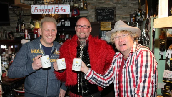 Ein Prosit auf den Neustart: Markus Rausch (links) wagt mit J&uuml;rgen Ortmann (rechts) das Abenteuer &bdquo;Anno" auf Mallorca. Uwe Ortmann h&auml;lt die Stellung in Bad Salzuflen. - &copy; Sandra Castrup