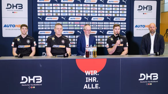 Beim Media Day des DHB durfte Lukas Zerbe neben Bundestrainer Alfred Gislason, Pressesprecher Tim-Oliver Kalle, Johannes Golla und DHB Vorstand Sport Axel Kromer Platz nehmen. - © Marco Wolf