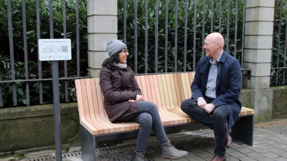 Nadine Vormweg (Freiraumplanerin bei der Stadt Detmold) und Christian Ahlers (Projektleiter bei der Stadt Detmold), machen den Sitztest auf der Musterbank. - &copy; Stadt Detmold