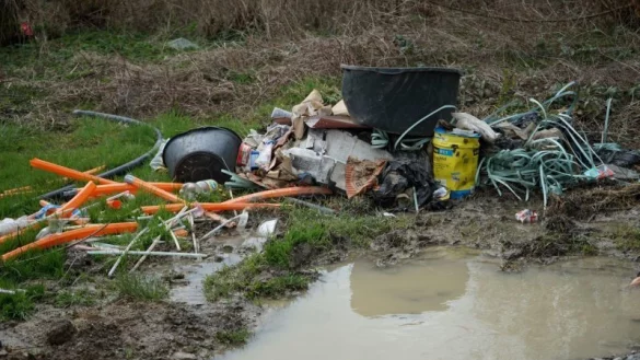 Schon im April 2021 hatte das Aktionsb&uuml;ndnis Detmolder Westen bereits Alarm geschlagen, als sie Unrat am Oetternbach gefunden haben. - &copy; Archivfoto: Aktionsb&uuml;ndnis Detmolder Westen