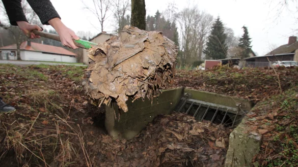 Hier verschwindet der Pillenbrucher Bach unter dem Parkplatz am Kirchheider Freibad. - &copy; Jens Rademacher