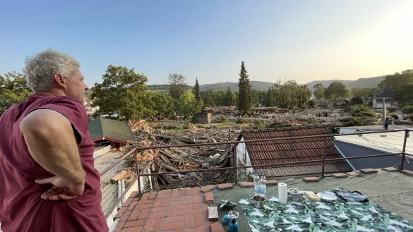 Vom Dach seines Hauses blickt Bernd Ble&szlig;mann auf das Bild der Zerst&ouml;rung, das die Flut hinterlassen hat. - &copy; Fotorechte: Peggy Onika