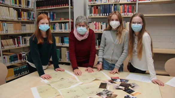 Hausbesitzerin Ebba Wedeg&auml;rtner (Zweite von links) sieht sich zusammen mit den Sch&uuml;lerinnen Miriam Schulz, Irma Freitag und Hannah Wienke Baupl&auml;ne und Fotos ihres Hauses an. - &copy; Jana Beckmann